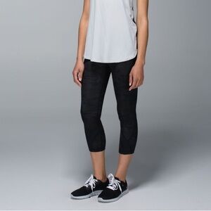 Black Lululemon Inspire Crop II savasana Camo 20cm leggings size 8 run yoga